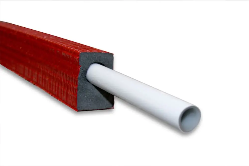 Rotes Systemrohr mit quadratischem Querschnitt und weißem Innenrohr. Roth Wärmedämmung sichtbar. Geeignet für Heizungs- oder Sanitärinstallationen.